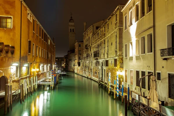 Small channel in lagoon city venice at night. long exposure Vene — Stock Photo, Image