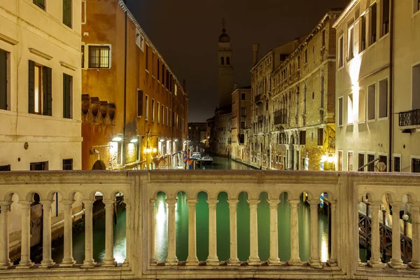 Small channel in lagoon city venice at night. long exposure Vene — Stock Photo, Image