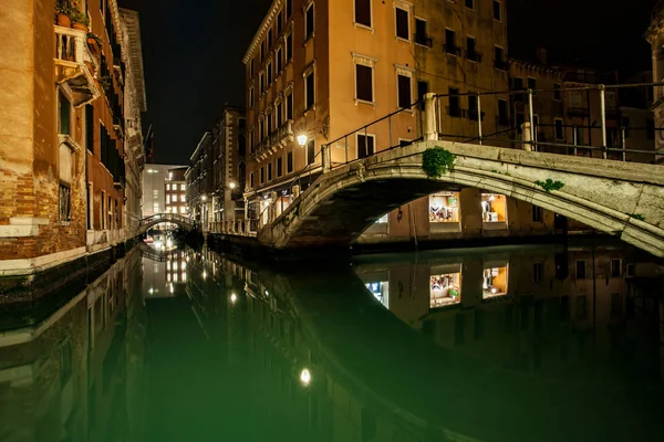 Small channel and bridges in lagoon city venice at night. long e — Stock Photo, Image