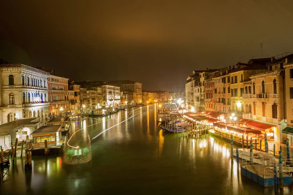 Venezia canal grande at night view from the rialto bridge long e — Stock Photo, Image