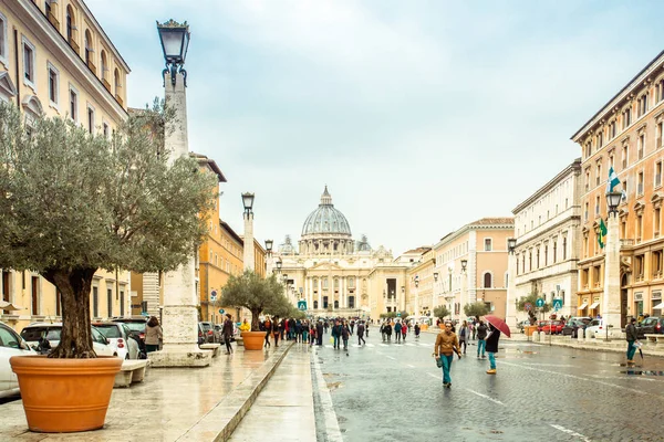  St. Peter's Basilica görünümünden Via della Conciliazione 