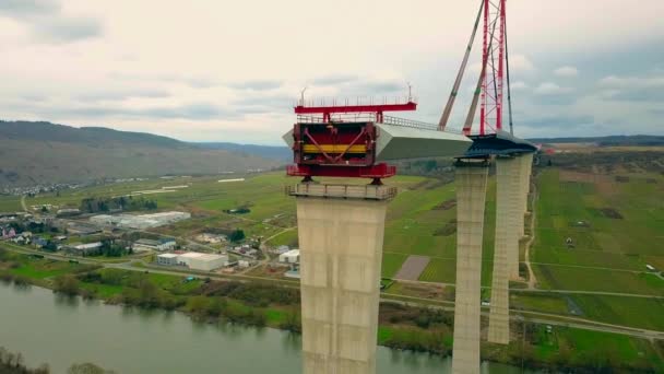 Drone Aerial Video Korkealta Moselle Sillalta Rakennustyömaa Moselin Laakson Yli — kuvapankkivideo