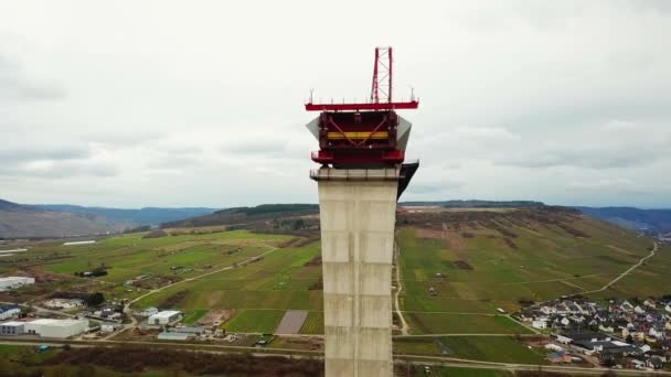 空中ドローン高モーゼル橋モーゼル渓谷春 2018年 月建設現場からビデオ オバチは Palatinate ドイツのモーゼル風景を — ストック動画