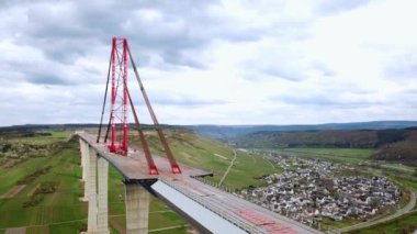 Robot anteni yüksek moselle Köprüsü şantiye Mosel Vadisi bahar Nisan 2018 üzerinden video dron Moselle peyzaj Rheinland Pfalz Almanya üzerinde uçar 