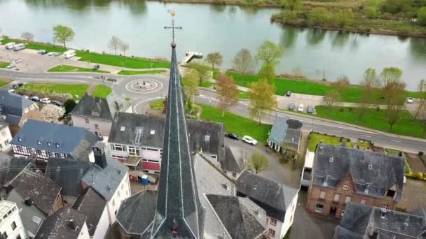Letecké Video Dron Nad Střechami Vesnice Uerzig Obklopené Vinicemi Německo — Stock video