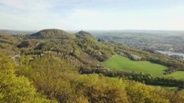 Drone havadan görünümü Siebengebirge peyzaj Koenigswinter Drachenfels ve Ren Bonn Almanya