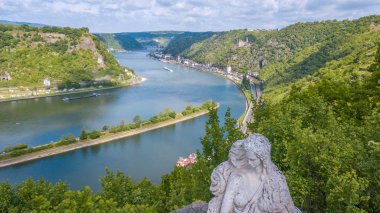 Loreley şekil ve Ren Vadisi manzara ve Sankt Goarshausen