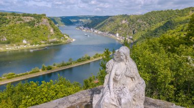Loreley şekil ve Ren Vadisi manzara ve Sankt Goarshausen
