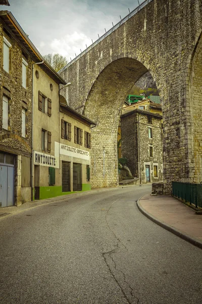 Σεντ-Nazaire-en-Royans μια μικρή γαλλική πόλη με την Ωβέρνη-Rhô — Φωτογραφία Αρχείου