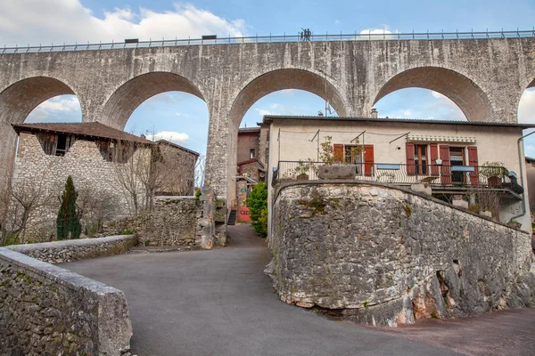 Saint-Nazaire-en-Royans uma pequena cidade francesa no Auvergne-Rhô — Fotografia de Stock