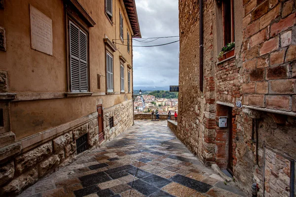 Volterra mittelalterliche Stadt malerische Häuser Allee in der Toskana ital — Stockfoto