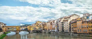 Arno nehri üzerinde Ponte Vecchio İtalya 