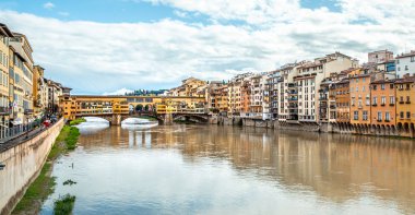 Arno nehri üzerinde Ponte Vecchio İtalya 