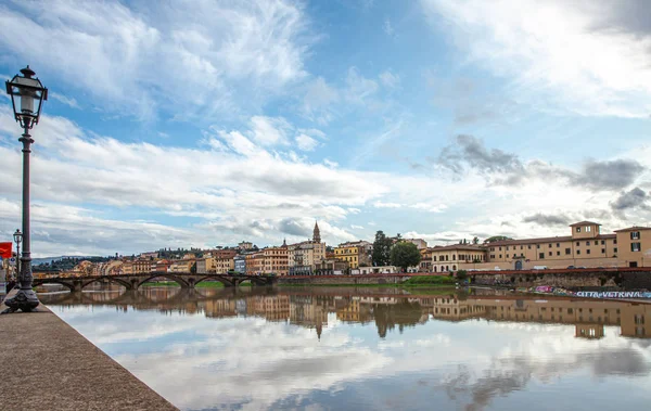 Ponte vecchio am arno florenz italien — Stockfoto