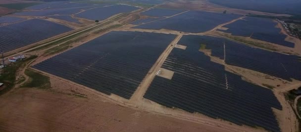 ギジェナの巨大な太陽光発電公園のドローンの空中ビューアンダルシアスペイン — ストック動画