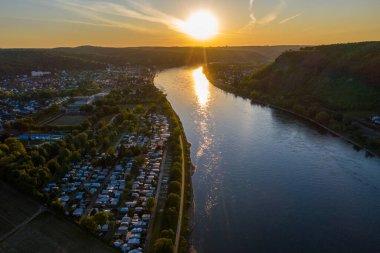 Ren manzarası ve Erpeler Ley Tepesi ve Kamp Goldener Meile Remagen Almanya