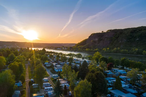 Ren manzarası ve Erpeler Ley Tepesi ve Kamp Goldener Meile Remagen Almanya