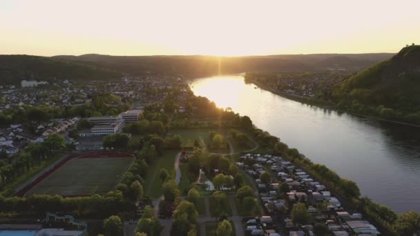 莱茵河景观与二头船莱山与德国野营金钱树 — 图库视频影像