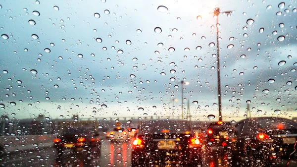 La Gota de lluvia en el coche del parabrisas en la carretera — Foto de Stock