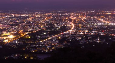 gece lambası Chiangmai City, dağ alacakaranlık dönemde görünümünden Tayland