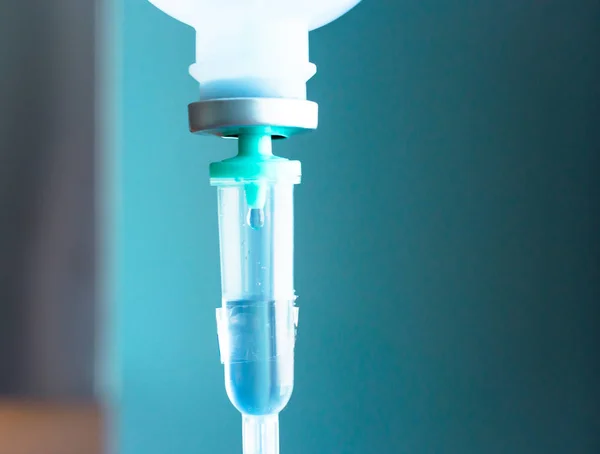 Hasta ve hastane içinde infüzyon pompa için serum fizyolojik IV damla — Stok fotoğraf