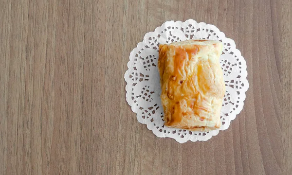 Pastel de pollo sobre fondo de madera — Foto de Stock