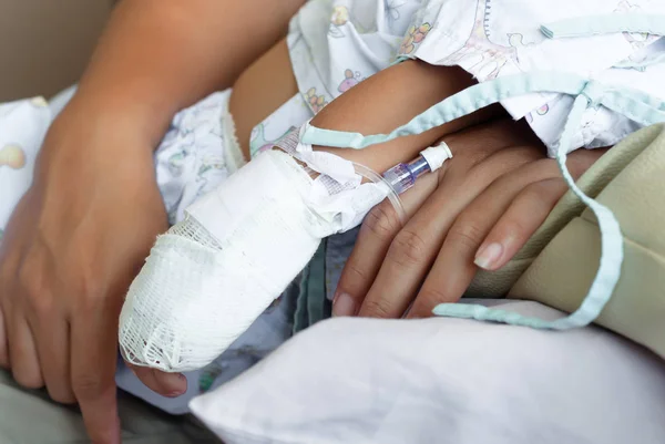 Lilla barnet är känna sjuka eller patient med koksaltlösning intravenöst (iv) i krama hans överordnade — Stockfoto