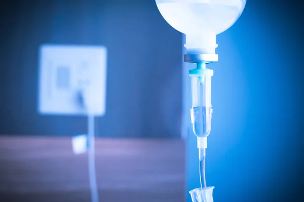 hasta ve hastane içinde infüzyon pompa için serum fizyolojik IV damla