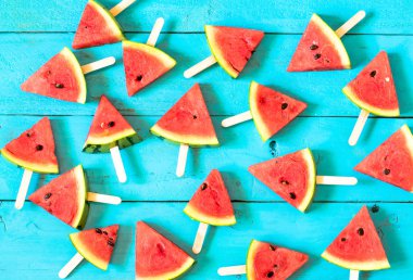 mavi bir rustik ahşap arka plan üzerinde yaz karpuz dilimi popsicles