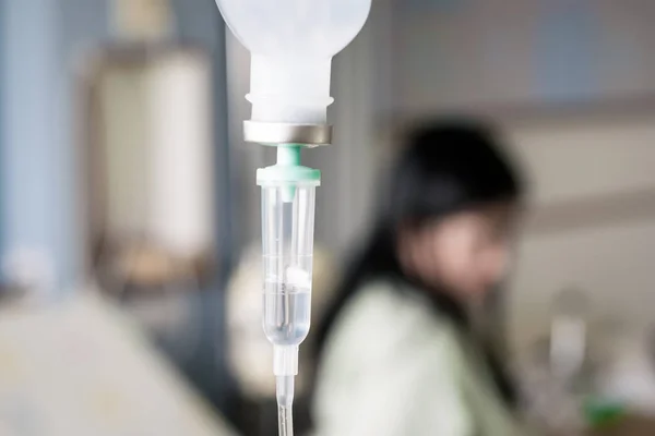 Cerrar goteo salino IV sobre el paciente y bomba de perfusión en el hospicio — Foto de Stock