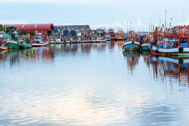 küçük balıkçı tekneleri Limanı Nehri üzerinde. 