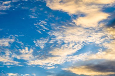 Güzel renkli bulut ile manzara cenneti