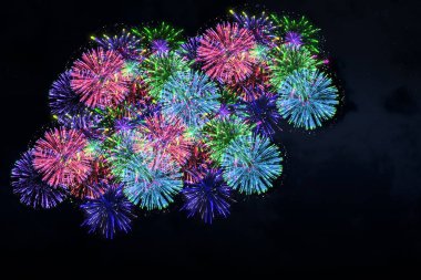 gece mavisi gökyüzü üzerinde renkli havai fişek