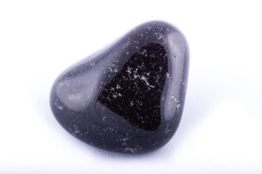 Makro mineral taş beyaz arka plan karşı onyx siyah