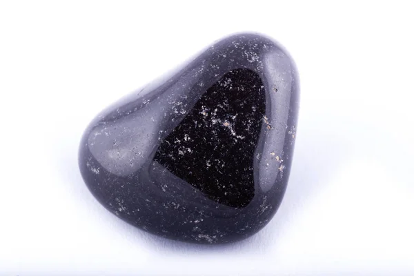 Makromineralstein schwarzer Onyx vor weißem Hintergrund — Stockfoto