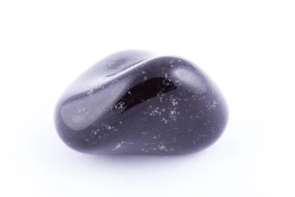 Ónix negro de piedra mineral macro sobre fondo blanco — Foto de Stock