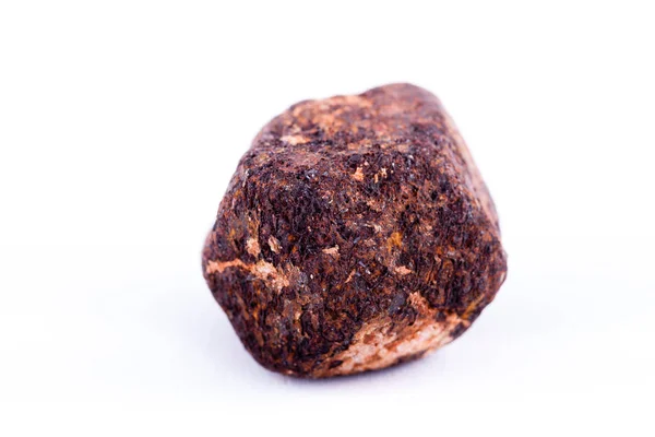 Macro pedra mineral Garnet contra fundo branco — Fotografia de Stock