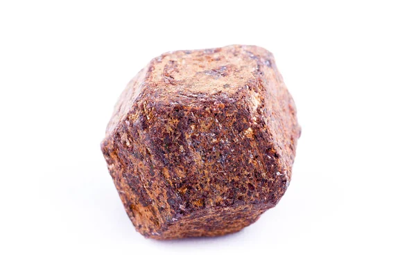 Macro piedra mineral granate sobre fondo blanco — Foto de Stock