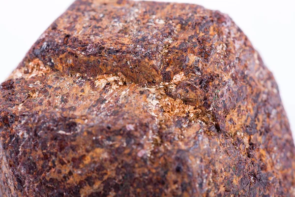 Macro pedra mineral Garnet contra fundo branco — Fotografia de Stock