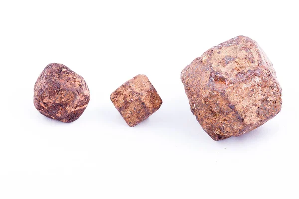 Μακροεντολή πέτρα ορυκτά γρανάτης ενάντια σε λευκό φόντο — Φωτογραφία Αρχείου