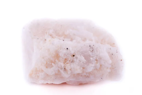 Амфиболит из минерального камня в кварце на белом фоне — стоковое фото