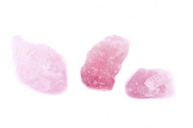 Beyaz bir arka plan üzerinde makro mineral taş Pembe Kuvars