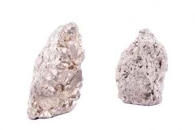 Makro mineral taş pirit altın beyaz arka plan üzerinde
