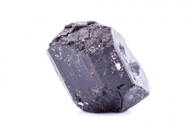 Makro mineral taş schorl beyaz bir arka plan üzerinde