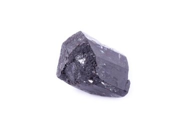Makro mineral taş schorl beyaz bir arka plan üzerinde