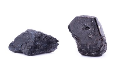 Makro mineral taş schorl beyaz bir arka plan üzerinde