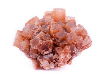 Makro mineral taş aragonit beyaz arka plan üzerinde