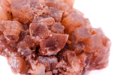 Makro mineral taş aragonit beyaz arka plan üzerinde