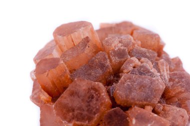 Makro mineral taş aragonit beyaz arka plan üzerinde