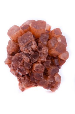 Makro mineral taş aragonit beyaz arka plan üzerinde